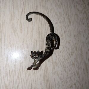 Chic Bronze Cat Pin